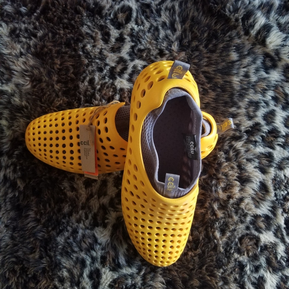 Ccilu mens casual shoes new with tags.